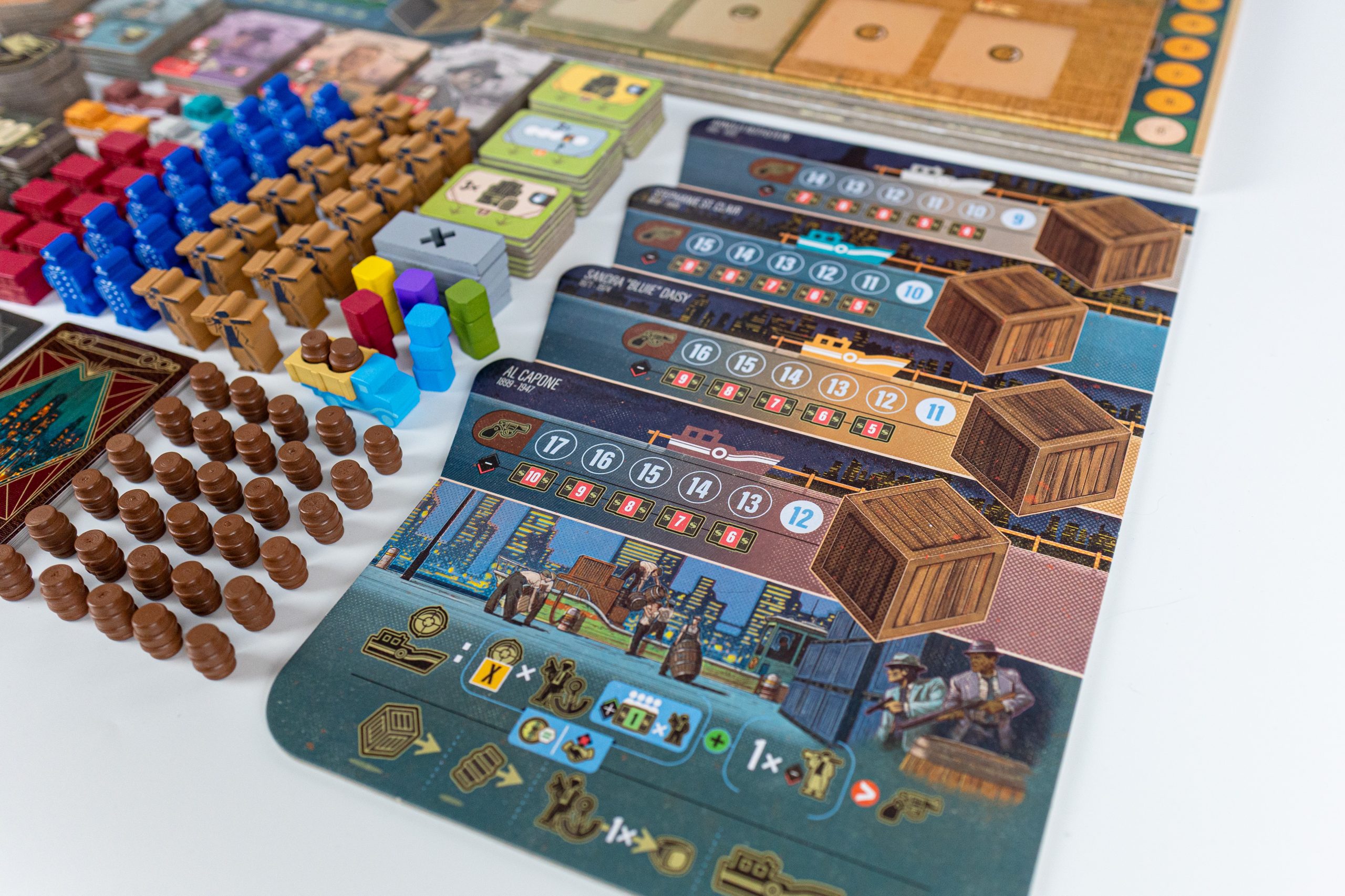 Drewniane elementy i żetony w grze Speakeasy